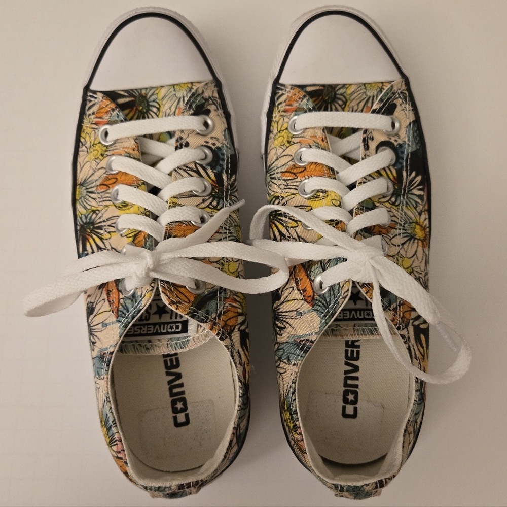 Converse low top watercolor daisies print 7.5 women's, 5.5 men's